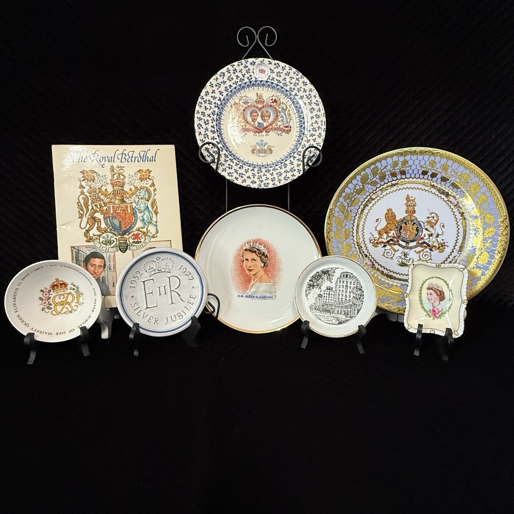 Royal Family Collectibles - 11 Items:Plates, Trinket Dishes,Books, C&D Betrothal - Picture 12 of 16